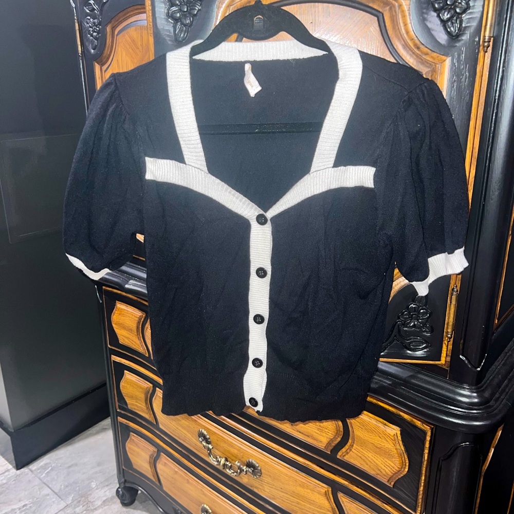 Pinup short sleeve sweater with buttons